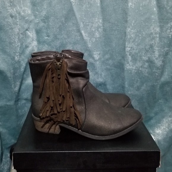 Boots - Picture 4 of 6